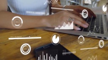 Bilgisayarla Asyalı kadının veri işleme animasyonu. Küresel iş, bağlantılar, veri işleme, dijital arayüz ve dijital olarak oluşturulmuş bilgisayar konsepti.