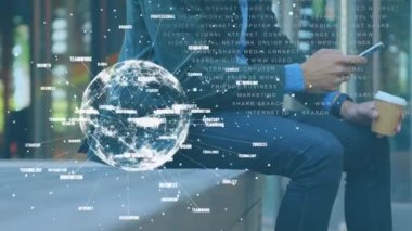 Akıllı telefon kullanan beyaz iş adamının veri işleme ve küresinin animasyonu. Dijital olarak oluşturulmuş küresel bağlantılar, iş, finans, bilgisayar ve veri işleme kavramı.
