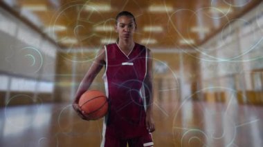 Çift ırklı bayan basketbolcu üzerinden veri işleme animasyonu. Küresel spor, rekabet, bağlantılar, hesaplama ve veri işleme kavramı dijital olarak oluşturulmuş video.