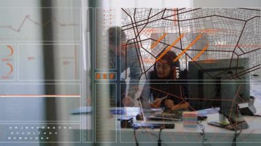 Grafik animasyonu, yükleme çemberi, seyrüsefer düzeni, raporları tartışan çeşitli iş arkadaşları. Dijital bileşik, çoklu pozlama, iş, takım çalışması, ilerleme, soyut ve teknoloji kavramı.