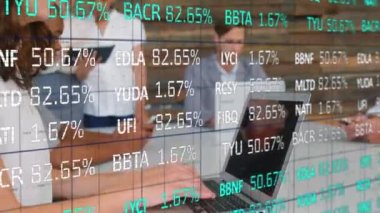 Değişik iş arkadaşlarının teknolojiyi tartışması ve kullanması üzerinden ticaret panosunun animasyonu. Dijital bileşik, çoklu pozlama, iş, üç boyutlu, iş ve borsa.