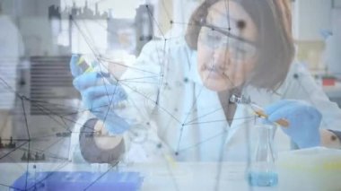 Laboratuvardaki beyaz kadın bilim adamı üzerinden bağlantı ağının animasyonu. Küresel bilim, bağlantılar, hesaplama ve veri işleme kavramı dijital olarak oluşturulmuş video.