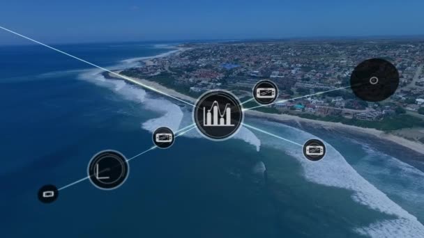 空に対する海と近代的な街並みの空中ビューに接続されたアイコンのアニメーション デジタル複合材 複数の露出 コミュニケーション レポート ビジネス テクノロジーの概念 — ストック動画