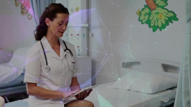 Grafiklerin Bağlantılı Noktaların Animasyonu Hastanede Dijital Tablet Kullanan Beyaz Kadın — Stok video