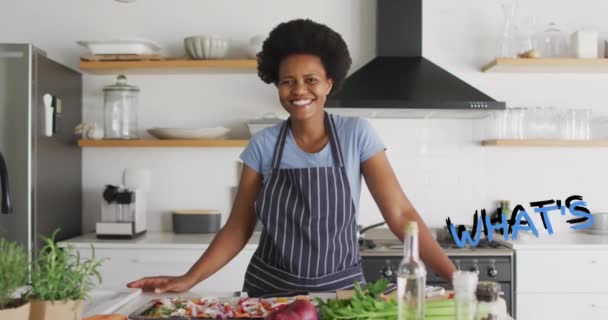 Анимированный Текст Африканская Женщина Готовит Овощи Кухне Концепция Здорового Питания — стоковое видео