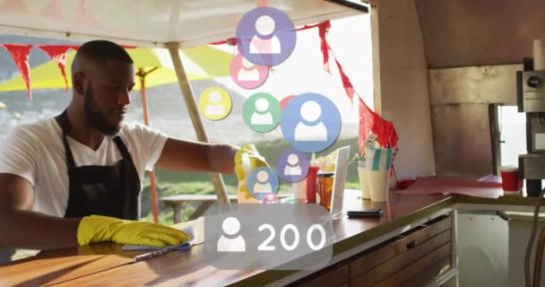 在非洲裔美国人清扫食品卡车的过程中 社会媒体形象和数字的动画化 全球社交媒体 通信和数据处理概念 — 图库视频影像