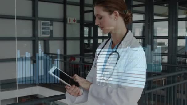 Animering Flera Grafer Och Siffror Över Vackra Kaukasiska Kvinnliga Läkare — Stockvideo