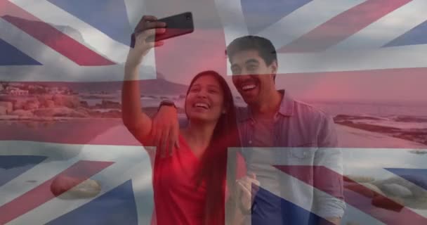 Animace Vlajky Vlajka Nad Šťastný Rozmanitý Pár Přičemž Selfie Moři — Stock video