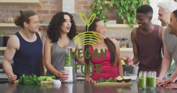 Animering Vegansk Mat Text Över Olika Vänner Gör Grönsaker Smoothies — Stockvideo