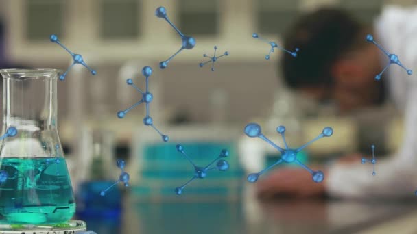 Animación Moléculas Procesamiento Datos Sobre Científico Masculino Caucásico Con Vaso — Vídeos de Stock