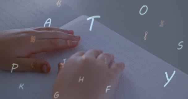 在阅读盲文的高加索女孩身上的字母和数字动画 学校和数据处理概念 — 图库视频影像