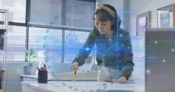 オフィスのアジアのビジネスウーマンに対するデータ処理のアニメーション グローバルビジネス コンピューティング データ処理コンセプトデジタル生成ビデオ — ストック動画