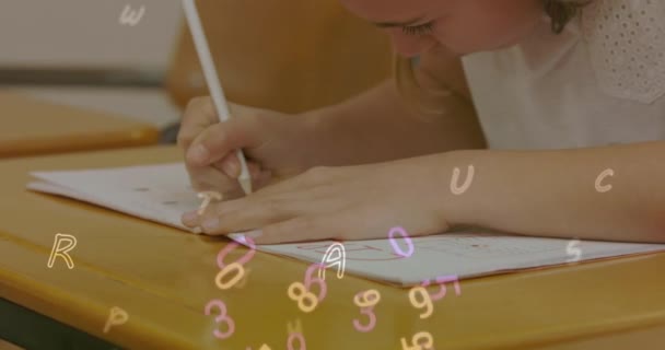 코카서스 여학생 쓰기에 편지와 숫자의 애니메이션 데이터 디지털 방식으로 생성된 — 비디오