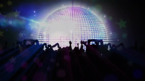 迪斯科镜像球旋转和人们在黑色背景上跳舞的动画 迪斯科 舞蹈和娱乐概念数字制作的视频 — 图库视频影像