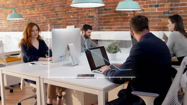 Ofisteki Bilgisayarla Konuşan Çalışan Çeşitli Arkadaşlarının Grafiklerinin Animasyonu Dijital Bileşik — Stok video