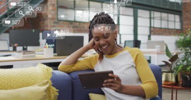 Afrika kökenli Amerikalı iş kadınının sosyal medya veri işleme çalışmalarının animasyonu. Küresel sosyal medya, iş dünyası, finans, hesaplama ve veri işleme kavramı dijital olarak oluşturulmuş video.