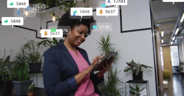 Animatie Van Social Media Gegevensverwerking Afrikaanse Amerikaanse Zakenvrouw Het Kantoor — Stockvideo