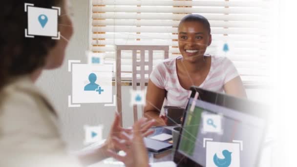Анімація Обробки Даних Соціальних Мереж Над Різними Бізнесменами Офісі Глобальні — стокове відео