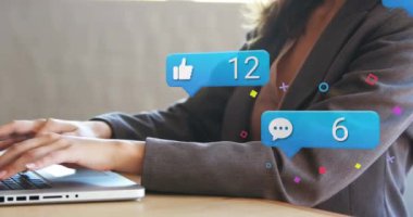 Kafkasyalı iş kadınının dizüstü bilgisayarla sosyal medya veri işleme animasyonu. Küresel sosyal medya, iş dünyası, finans, hesaplama ve veri işleme kavramı dijital olarak oluşturulmuş video.