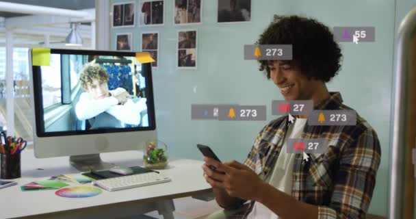 Animación Procesamiento Datos Redes Sociales Través Empresarios Birraciales Utilizando Smartphone — Vídeos de Stock