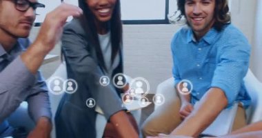 Ofisteki çeşitli iş adamlarının simge ağının animasyonu. Küresel iş, dijital arayüz, bağlantılar, hesaplama ve veri işleme kavramı dijital olarak oluşturuldu.