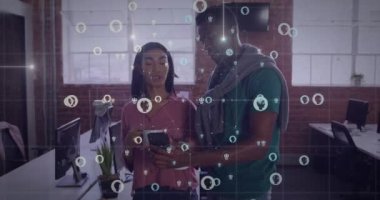 Ofisteki çeşitli iş adamları üzerinde Hawaii simgeleri ve veri işleme animasyonları. Küresel iş, dijital arayüz, bağlantılar, hesaplama ve veri işleme kavramı dijital olarak oluşturuldu.