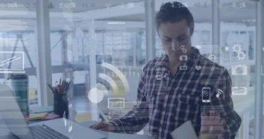 Beyaz iş adamı hakkında istatistik ve veri işleme animasyonu. Küresel iş, dijital arayüz, hesaplama ve veri işleme kavramı dijital olarak oluşturulmuş video.