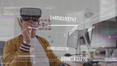 Ofiste VR kulaklık takan Asyalı iş adamının veri işleme animasyonu. Küresel iş, dijital arayüz, hesaplama ve veri işleme kavramı dijital olarak oluşturulmuş video.