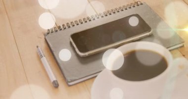 Masanın üzerinde bir fincan kahve ve akıllı telefon eşliğinde beyaz ışık lekeleri canlandırması. Dijital olarak oluşturulmuş küresel bağlantılar, iş ve veri işleme kavramı.