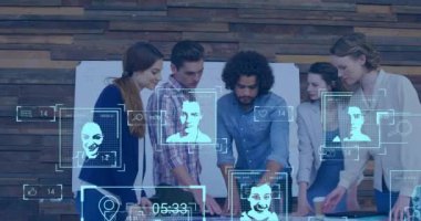 Biyometrik fotoğrafların animasyonu, ofisteki çeşitli iş adamlarının veri işlemesi. Küresel iş, dijital arayüz, hesaplama ve veri işleme kavramı dijital olarak oluşturulmuş video.