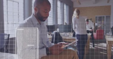 Ofisteki çeşitli iş adamları üzerinde istatistik ve veri işleme animasyonu. Küresel iş, dijital arayüz, hesaplama ve veri işleme kavramı dijital olarak oluşturulmuş video.