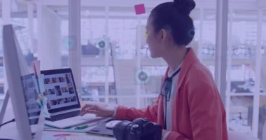 Asyalı iş kadınının ofisindeki dürbünle olan bağlantılarının animasyonu. Küresel iş, bağlantılar, dijital arayüz, hesaplama ve veri işleme kavramı dijital olarak oluşturuldu.
