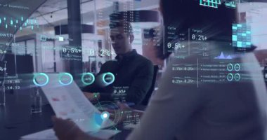 Ofisteki çeşitli iş adamları üzerinde istatistik ve veri işleme animasyonu. Küresel iş, iletişim, dijital arayüz, finans ve veri işleme kavramı dijital olarak oluşturuldu.