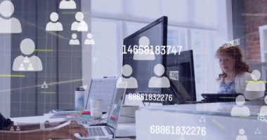 Ofisteki çeşitli iş adamlarının ikonlar ve numaralarla olan bağlantılarının canlandırılması. Küresel iş, dijital arayüz, hesaplama ve veri işleme kavramı dijital olarak oluşturulmuş video.