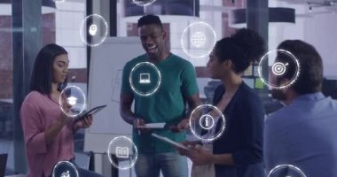 Ofisteki çeşitli iş adamlarının simgeleriyle bağlantı ağının animasyonu. Küresel iş, dijital arayüz, bağlantılar, hesaplama ve veri işleme kavramı dijital olarak oluşturuldu.