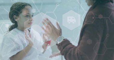 Melez anne ve kız hasta arasında tıbbi veri işleme animasyonu. Dijital olarak oluşturulan küresel sağlık, bilim, tıp, araştırma ve veri işleme kavramı.