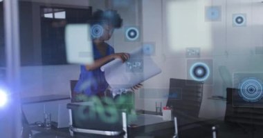 Afro-Amerikan iş kadınının ofisindeki veri işleme ve dürbünün animasyonu. Küresel iş, dijital arayüz, hesaplama ve veri işleme kavramı dijital olarak oluşturulmuş video.