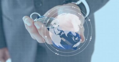 İstatistiklerin ve verilerin animasyonu ve pusulayı elinde tutan beyaz iş adamının küresi. Küresel iş, iletişim, dijital arayüz, finans ve veri işleme kavramı dijital olarak oluşturuldu.