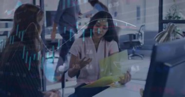 Ofisteki çeşitli iş adamları üzerinde istatistik ve veri işleme animasyonu. Küresel iş, iletişim, dijital arayüz, finans ve veri işleme kavramı dijital olarak oluşturuldu.