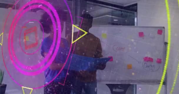 Ofisteki Çeşitli Adamları Üzerinde Veri Işleme Kapsamı Animasyonu Küresel Dijital — Stok video