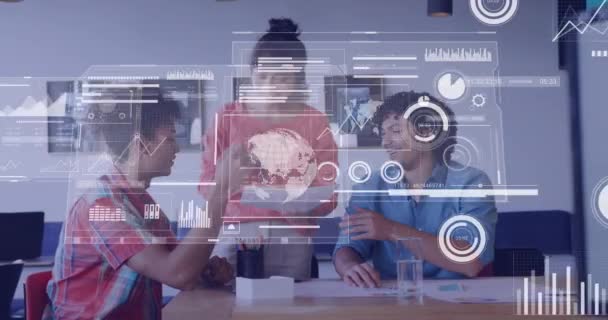 オフィス内の多様なビジネス人に対するデータ処理のアニメーション グローバルビジネス デジタルインターフェース コンピューティング データ処理の概念デジタル生成されたビデオ — ストック動画