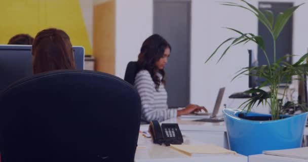 사무실에 사업가들에 아이콘들의 네트워크 애니메이션 글로벌 비즈니스 디지털 인터페이스 컴퓨팅 — 비디오