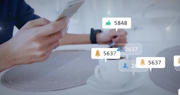 Animering Sociala Medier Databehandling Över Asiatiska Affärsman Med Hjälp Smartphone — Stockvideo