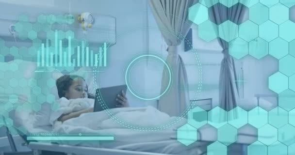乳児患者を対象とした医療データ処理のアニメーション グローバルヘルスケア コンピューティング データ処理の概念デジタル生成ビデオ — ストック動画