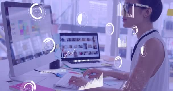 オフィスでラップトップを使用して慎重なビジネスウーマン上の統計とデータのアニメーション グローバルビジネス コミュニケーション デジタルインターフェース 金融およびデータ処理コンセプトデジタル生成ビデオ — ストック動画
