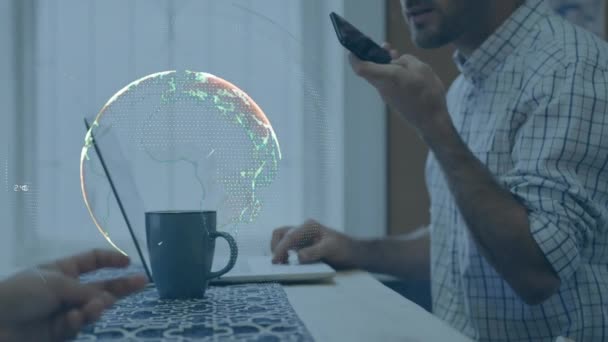 オフィスでの白人ビジネスマン以上の地球との接続のアニメーション グローバルビジネス デジタルインターフェース コンピューティング データ処理の概念デジタル生成されたビデオ — ストック動画