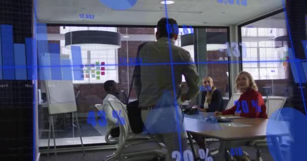 オフィス内の多様なビジネス人に対する統計やデータ処理のアニメーション グローバルビジネス コミュニケーション デジタルインターフェイス データ処理の概念デジタル生成されたビデオ — ストック動画