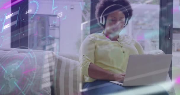 Animáció Adatfeldolgozásról Képernyőn Afro Amerikai Üzletasszony Hivatalban Globális Üzleti Digitális — Stock videók