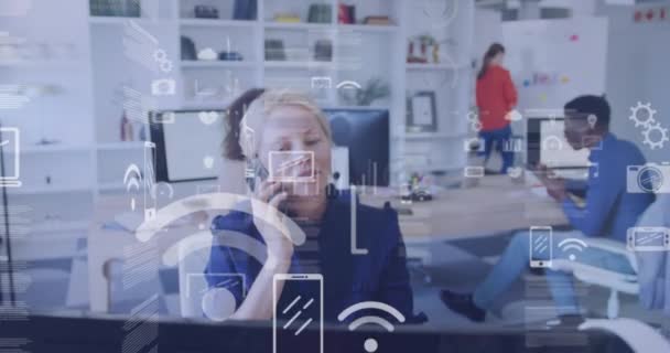 オフィス内の多様なビジネス人に対する財務データ処理のアニメーション グローバルビジネス デジタルインターフェース コンピューティング データ処理の概念デジタル生成されたビデオ — ストック動画