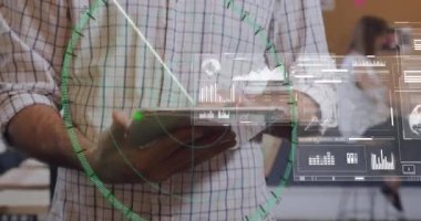 Ofisteki çeşitli iş adamları üzerinde istatistik ve veri işleme animasyonu. Küresel iş, iletişim, dijital arayüz, finans ve veri işleme kavramı dijital olarak oluşturuldu.